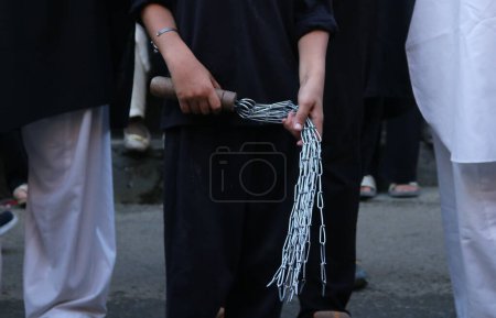 Téléchargez les photos : 29 juillet 2023, Srinagar Cachemire, Inde : Des chiites en deuil du Cachemire participent à une procession de l'Ashura le 10 du mois de Muharram, le premier mois du calendrier islamique, à Srinagar - en image libre de droit