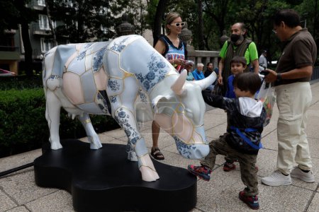 Téléchargez les photos : 23 juillet 2023, Mexico, Mexique : Plus de 50 vaches en fibre de verre sont exposées sur l'avenue Reforma dans le cadre du défilé des vaches de Mexico en 2023 à Mexico - en image libre de droit