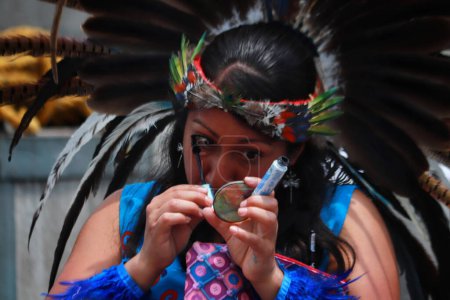 Foto de 26 de julio de 2023 en la Ciudad de México, México: Miembros de barrios indígenas participan durante la Ceremonia del 698º aniversario de la fundación de México Tenochtitlan y el segundo paso cenital, en el Zcalo de la Ciudad de México - Imagen libre de derechos