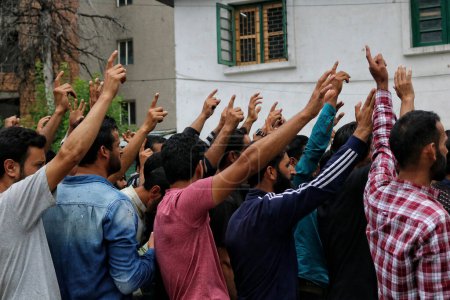 Téléchargez les photos : 20 juillet 2023, Srinagar Cachemire, Inde : Les aspirants du service d'incendie et d'urgence crient des slogans lors d'une manifestation à Srinagar. Depuis un an, ils exigent une enquête approfondie sur les candidats sélectionnés - en image libre de droit