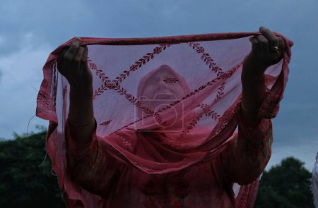 Foto de 16 de julio de 2023, Srinagar Cachemira, India: Una mujer musulmana cachemira reza al ver una reliquia que se cree que es pelo de la barba del Profeta Mahoma (PBUH) durante las oraciones especiales en el aniversario del martirio de Hazrat Umar Farooq (RA) - Imagen libre de derechos