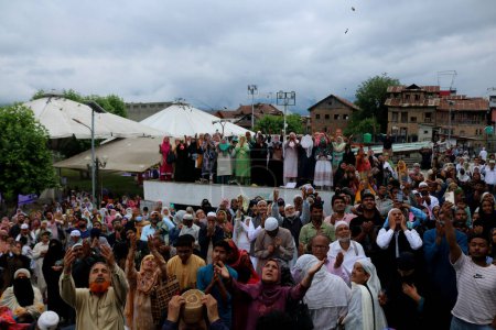 Foto de 07 de julio 2023, Srinagar Cachemira, India: Musulmán cachemir levanta las manos mientras oran al ver una reliquia del Profeta Muhammad durante las oraciones especiales en el aniversario de la muerte de Hazrat Usman Ghani, el tercer califa del Islam, en el santuario Hazratbal - Imagen libre de derechos