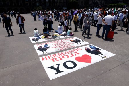 Téléchargez les photos : 13 juillet 2023, Mexico, Mexique : Les travailleurs et les hommes d'affaires de l'industrie de la coq, de la corrida et de la chasse exigent que le gouvernement de Mexico et le gouvernement du Mexique ne promeuvent pas des lois qui mettent fin à leurs entreprises - en image libre de droit