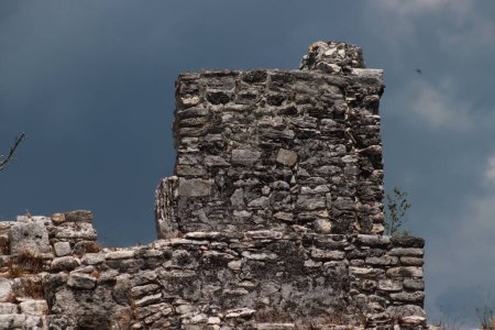 Foto de 25 de mayo de 2023 en Cancún, Quintana Roo: Zona Arqueológica El Meco, es un sitio arqueológico de la cultura maya precolombina, ubicado en el sureste de México - Imagen libre de derechos