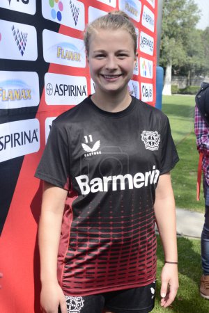 Foto de 12 de julio de 2022, Ciudad de México, México: La jugadora femenina de Bayer Leverkusen Kristin Kgel durante una conferencia de prensa para anunciar el partido entre América y Bayer Leverkusen como parte de 100 años de Bayer en México - Imagen libre de derechos
