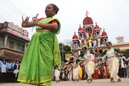 Téléchargez les photos : 20 juin 2023, HooApproximativement, Inde : dévots hindous perfrom danses devant Chariot lors de la cérémonie inagurale pour le festival hindou annuel "Rath Yatra", ou procession Chariot. à Mahesh, 35 kilomètres au nord de Kolkata, Inde - en image libre de droit