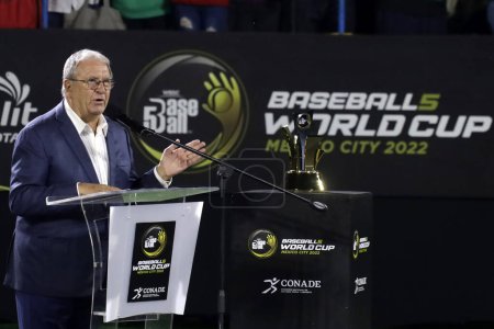 Foto de Noviembre 12, 2022, Ciudad de México, México: Presidente de la Confederación Mundial de Béisbol Softbol, Riccardo Fraccari habla durante la ceremonia de entrega de premios de la Copa Mundial de Béisbol 5 - Imagen libre de derechos