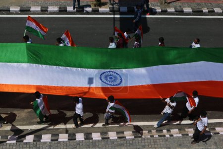 Téléchargez les photos : 15 août 2023, Srinagar Cachemire, Inde : Les gens portent un drapeau national indien géant lors des célébrations de la 77e fête de l'indépendance de l'Inde à Srinagar - en image libre de droit