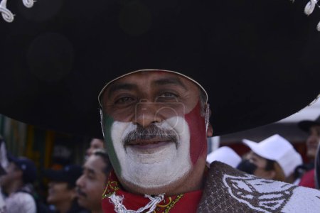 Téléchargez les photos : 26 novembre 2022, Mexico, Mexique : Les fans mexicains assistent au Fan Fest de la FIFA au Monument de la Révolution pour soutenir l'équipe du Mexique dans le match contre l'Argentine lors de la Coupe du Monde de la FIFA Qatar 2022. le 26 novembre 2022 à Mexico, Mexique - en image libre de droit