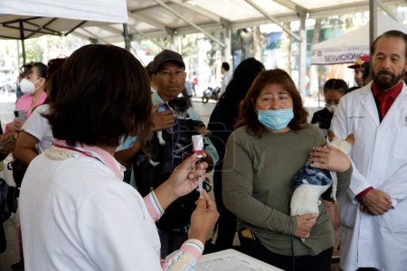 Téléchargez les photos : 27 juin 2023, Mexico, Mexique : Des personnes accompagnent leurs chiens pour les vaciller pendant la campagne de vaccination contre la rage dans un centre de vaccination sur l'esplanade de l'hôtel de ville d'Iztapalapa. le 27 juin 2023 à Mexico, Mexique - en image libre de droit