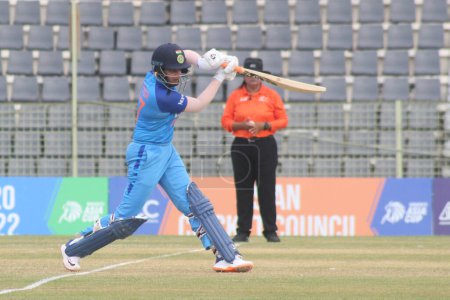 Téléchargez les photos : 7 octobre 2022, Sylhet, Bangladesh : L'équipe féminine de Shafali Verma de l'Inde s'appuie sur la route contre l'équipe féminine du Bangladesh lors de la Coupe d'Asie T20 de cricket féminin 2022 au Sylhet International Cricket Stadium - en image libre de droit