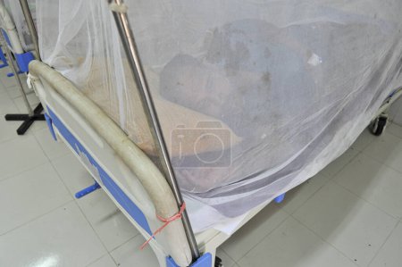 Foto de 11 julio 2023 Sylhet-Bangladesh: Las personas con dengue reciben tratamiento en el Dengue Corner del Hospital Sylhet MAG Osmani Medical College, Bangladesh. Más de 6 pacientes están en tratamiento en esta esquina del dengue. El número de pacientes con dengue en diagramas - Imagen libre de derechos