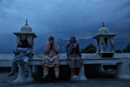 Foto de 16 de julio de 2023, Srinagar Cachemira, India: Las mujeres musulmanas cachemires rezan mientras esperan a que el sacerdote principal muestre una reliquia que se cree que es un cabello de la barba del Profeta Mahoma (PBSCE) durante las oraciones especiales - Imagen libre de derechos