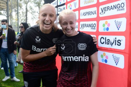 Téléchargez les photos : 12 juillet 2022, Mexico, Mexique : Les joueuses de Bayer Leverkusen Caroline Siems et Irina Pando lors d'une conférence de presse pour annoncer le match entre l'Amérique et Bayer Leverkusen dans le cadre des 100 ans de Bayer au Mexique - en image libre de droit