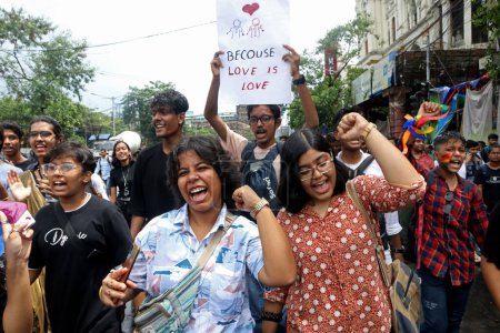 Foto de 25 de junio de 2023, Kolkata, India: Miembros y simpatizantes de la comunidad LGBTQ sostienen la bandera del arco iris mientras participan durante el desfile anual del Orgullo LGBTQ. el 25 de junio de 2023 en Kolkata, India - Imagen libre de derechos