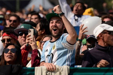 Téléchargez les photos : 18 décembre 2022, Mexico, Mexique : les fans argentins célèbrent l'Argentine en tant que nouveau champion du monde de la Coupe du monde de la FIFA au Fan Fest de la FIFA au Monument à la Révolution. le 18 décembre 2022 à Mexico, Mexique - en image libre de droit