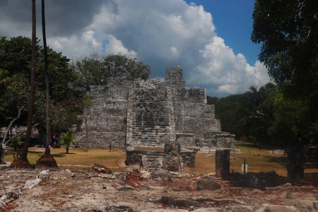 Foto de 25 de mayo de 2023 en Cancún, México: La Zona Arqueológica "El Meco", es un sitio arqueológico de la cultura maya precolombina, ubicado en el sureste de México, en el territorio que hoy ocupa el estado de Quintana Roo - Imagen libre de derechos