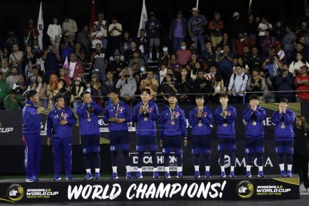 Foto de 12 de noviembre de 2022, Ciudad de México, México: El equipo chino de Taipei, recibe la medalla de bronce durante la ceremonia de entrega de premios de la Copa Mundial de Béisbol 5 - Imagen libre de derechos