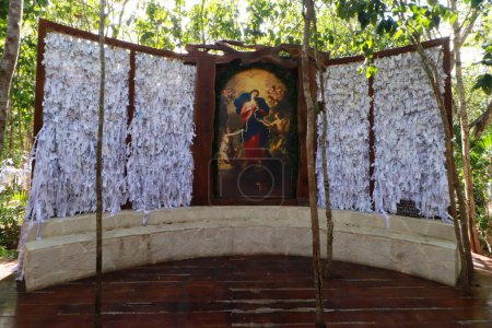Téléchargez les photos : 24 mai 2023 à Cancun, Mexique : Vue générale des rubans laissés par les fidèles à Marie Undoer of Knots en reconnaissance de leurs demandes et miracles accomplis dans le sanctuaire situé dans la jungle de Cancun - en image libre de droit