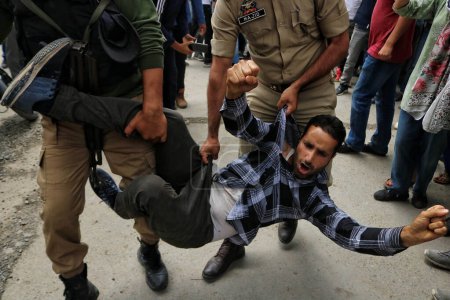Foto de 20 de julio de 2023, Srinagar Cachemira, India: Policías indios detienen al departamento de Aspirantes al Fuego y Emergencia durante una protesta en Srinagar. Desde hace un año han estado exigiendo una investigación exhaustiva sobre los candidatos seleccionados - Imagen libre de derechos