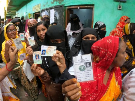 Foto de 08 de julio de 2023, Howrah, India: Mujeres musulmanas mostrando la cola de identificación de votantes en un centro de votación para emitir su voto en las 'Panchayat' de Bengala Occidental o elecciones locales, en las afueras de Calcuta, en las afueras de Calcuta el 8 de julio - Imagen libre de derechos