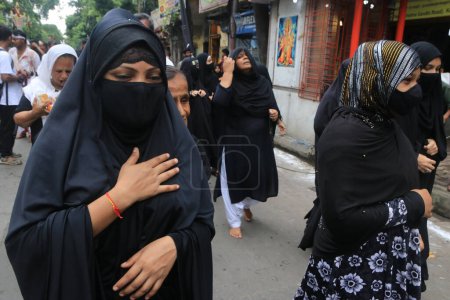 Foto de 29 de julio de 2023, Calcuta, India: Una mujer musulmana chiíta de luto participa durante una procesión en el décimo día de Muharram que marca el día de Ashura. el 29 de julio de 2023 en Kolkata, India - Imagen libre de derechos