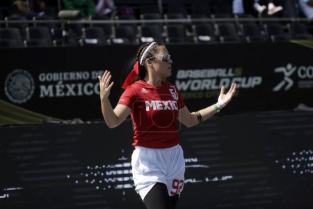 Foto de 10 de noviembre de 2022, Ciudad de México, México: La jugadora mexicana Marian Castro durante el partido entre México y Hong Kong en la Copa del Mundo de Béisbol 5 en el Zócalo - Imagen libre de derechos