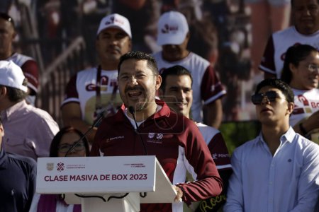 Téléchargez les photos : 17 juin 2023, Mexico, Mexique : Le chef du gouvernement de Mexico, Marti Batres Guadarrama à la classe de boxe massive dans le Zocalo à Mexico - en image libre de droit