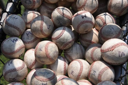 Téléchargez les photos : 27 mars 2023, Mexico, Mexique : Des balles de baseball sont vues pendant l'entraînement des joueurs de l'équipe de baseball Diablos Rojos de Mexico au stade Alfredo Harp Helu - en image libre de droit