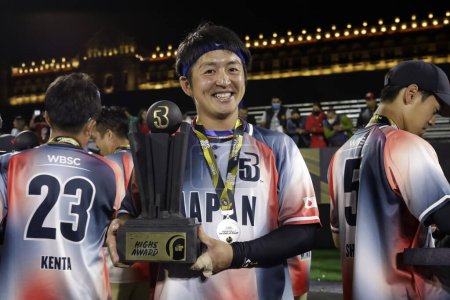 Téléchargez les photos : 12 novembre 2022, Mexico, Mexique : Takeru Miyanohara, du Japon, détient le prix MVP dans les médias sociaux lors de la Coupe du monde de baseball 5, dans le Zocalo de Mexico - en image libre de droit