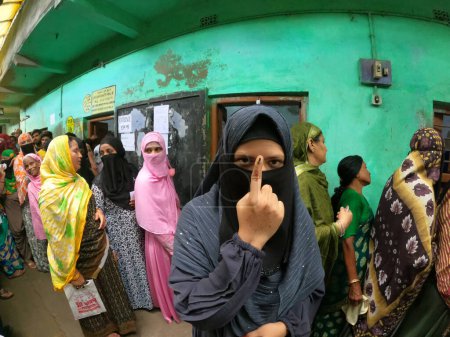Foto de 08 de julio de 2023, Howrah, India: Un votante musulmán, muestra su dedo marcado con tinta indeleble después de emitir sus votos para el 'Panchayat' de Bengala Occidental o elecciones locales, en las afueras de Calcuta el 8 de julio de 2023 en Calcuta, India - Imagen libre de derechos