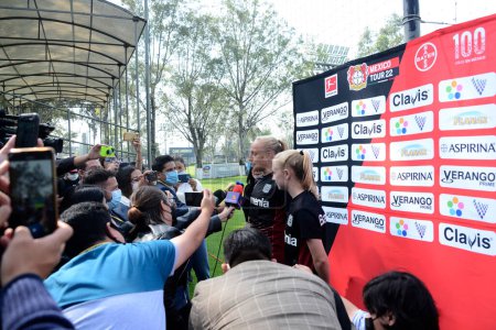Téléchargez les photos : 12 juillet 2022, Mexico, Mexique : Les joueuses de Bayer Leverkusen Caroline Siems et Irina Pando lors d'une conférence de presse pour annoncer le match entre l'Amérique et Bayer Leverkusen - en image libre de droit