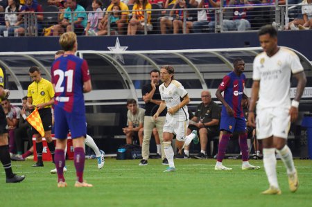 Téléchargez les photos : 29 juillet 2023, Arlington, Texas, États-Unis : Luka Modric du Real Madrid entre sur le terrain pendant la deuxième période du match du Soccer Champions Tour entre Barcelone et le Real Madrid joué au AT & T Stadium - en image libre de droit