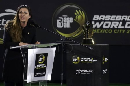 Foto de 12 de noviembre de 2022, Ciudad de México, México: Ana Gabriela Guevara, Directora de la Comisión Nacional de Cultura Física y Deportes de México, habla durante la ceremonia de entrega de premios de la Copa Mundial de Béisbol 5 - Imagen libre de derechos