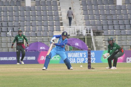 Foto de 7 de octubre de 2022, Sylhet, Bangladesh: Smriti Mandhana de la India El equipo femenino despachado por el lado negativo contra Bangladesh Women Team durante la Copa Femenina de Cricket T20 Asia 2022 en el Estadio Internacional de Cricket Sylhet - Imagen libre de derechos