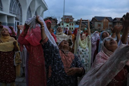 Foto de 16 de julio de 2023, Srinagar Cachemira, India: Las mujeres musulmanas cachemires rezan al ver una reliquia que se cree que es pelo de la barba del Profeta Mahoma (PBUH) durante las oraciones especiales en el aniversario del martirio de Hazrat Umar Farooq (RA) - Imagen libre de derechos