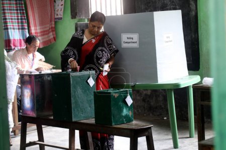 Foto de 08 de julio de 2023, Howrah, India: Una mujer votante emitió su voto para las elecciones al Panchayat de Bengala Occidental, en las afueras de Calcuta el 8 de julio de 2023 en Calcuta, India - Imagen libre de derechos