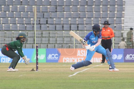 Foto de 7 de octubre de 2022, Sylhet, Bangladesh: Shafali Verma of India Women team is lean on drive against Bangladesh Women Team during the Womens Cricket T20 Asia Cup 2022 at Sylhet International Cricket Stadium - Imagen libre de derechos