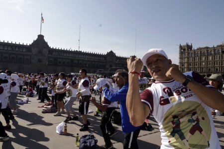 Foto de 17 de junio de 2023, Ciudad de México, México: Alrededor de 30.000 personas participaron en la Clase de Boxeo Masivo en el Zócalo en la Ciudad de México - Imagen libre de derechos