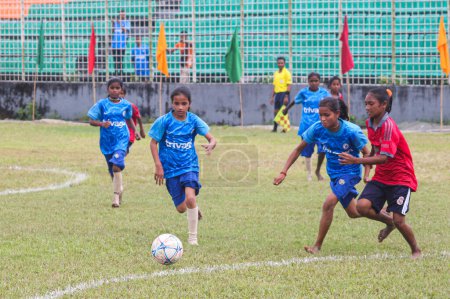 Foto de 26 de octubre de 2022. Sylhet, Bangladesh: El distrito de Sylhet en el momento ofensivo contra el equipo del distrito Habiganj en Bangmata Sheikh Fazilatunnessa Mujib Gold Cup Primary School Football Tournament 2022 en el Estadio Sylhet - Imagen libre de derechos