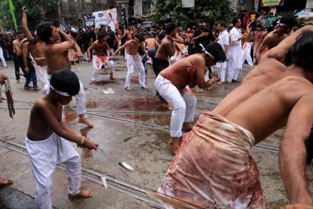 Foto de 29 de julio de 2023, Calcuta, India: Los dolientes musulmanes chiítas se flagelan durante una procesión en el décimo día de Muharram que marca el día de Ashura. el 29 de julio de 2023 en Kolkata, India - Imagen libre de derechos