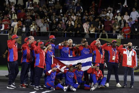 Foto de 12 de noviembre de 2022, Ciudad de México, México: Cuba recibe una medalla de oro después de convertirse en campeona mundial de la Copa Mundial de Béisbol 5, en el Zócalo de la Ciudad de México - Imagen libre de derechos
