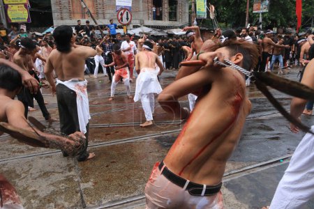 Téléchargez les photos : 29 juillet 2023, Kolkata, Inde : Les chiites musulmans en deuil se flagellent lors d'une procession le dixième jour du Muharram qui marque le jour de l'Ashura. le 29 juillet 2023 à Kolkata, Inde - en image libre de droit