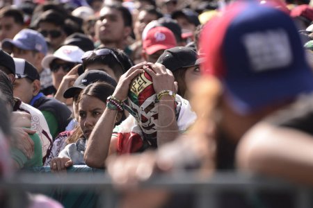 Téléchargez les photos : 26 novembre 2022, Mexico, Mexique : Les fans mexicains assistent au Fan Fest de la FIFA au Monument de la Révolution pour soutenir l'équipe du Mexique dans le match contre l'Argentine lors de la Coupe du Monde de la FIFA Qatar 2022. le 26 novembre 2022 à Mexico, Mexique - en image libre de droit
