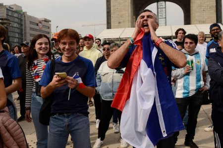 Téléchargez les photos : 18 décembre 2022, Mexico, Mexique : Les fans français assistent au Fan Fest de la FIFA au Monument à la Révolution pour soutenir leur équipe dans la finale de la Coupe du Monde de la FIFA contre l'équipe argentine. le 18 décembre 2022 à Mexico, Mexique. - en image libre de droit