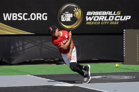 Foto de 10 de noviembre de 2022, Ciudad de México, México: El jugador mexicano Ricardo Adame golpea la pelota contra Hong Kong durante el partido entre México y Hong Kong en la Copa Mundial de Béisbol 5 - Imagen libre de derechos