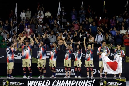 Foto de 12 de noviembre de 2022, Ciudad de México, México: Equipo de Japón, recibe medalla de plata durante la ceremonia de entrega de premios de la Copa Mundial de Béisbol 5 - Imagen libre de derechos