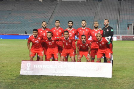 Foto de TÚNEZ, TÚNEZ - 16 DE NOVIEMBRE DE 2021: El equipo de Túnez posa para las fotos durante el partido de fútbol de los Calificadores de la Copa del Mundo 2022, entre Túnez y Zambia en el estadio olímpico Rades - Imagen libre de derechos