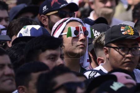 Téléchargez les photos : 26 novembre 2022, Mexico, Mexique : Les Mexicains Fans assistent au Fan Fest de la FIFA au Monument de la Révolution pour soutenir l'équipe du Mexique dans le match contre l'Argentine lors de la Coupe du Monde de la FIFA Qatar 2022 - en image libre de droit