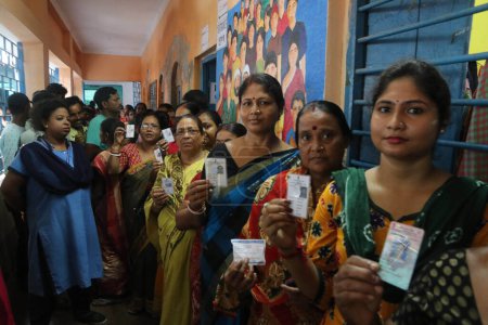 Foto de 08 de julio de 2023, Howrah, India: Mujeres musulmanas mostrando la cola de identificación de votantes en un centro de votación para emitir su voto en las 'Panchayat' de Bengala Occidental o elecciones locales, en las afueras de Calcuta, en las afueras de Calcuta - Imagen libre de derechos